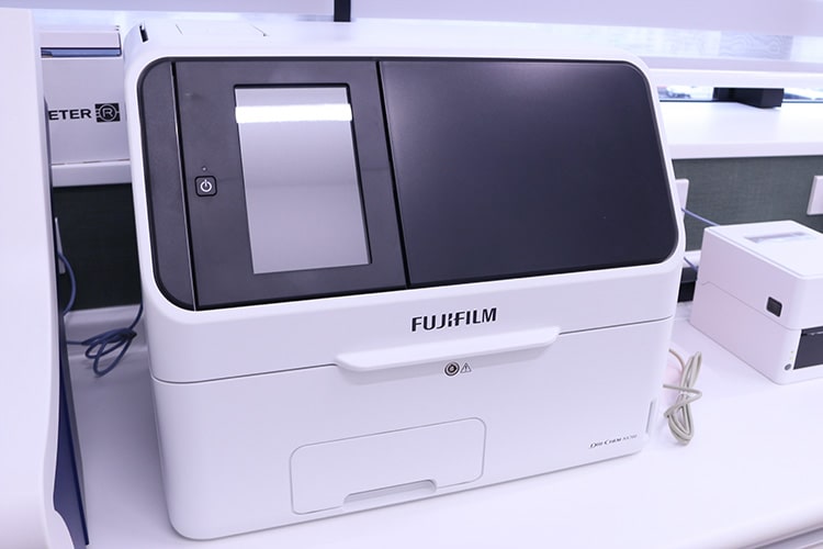 乾式臨床化学分析装置のイメージ